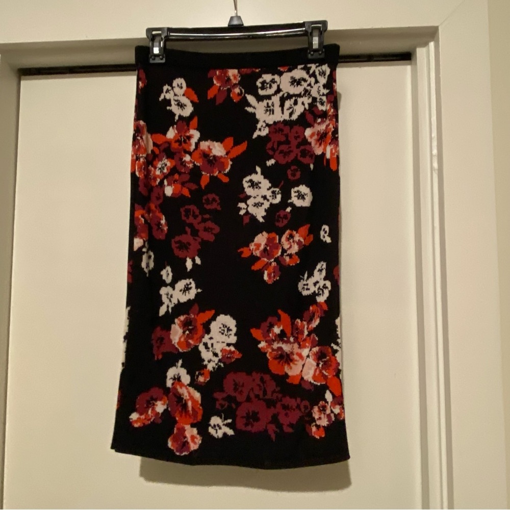 Sweater pencil skirt with red & white flowers
